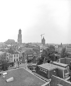 884162 Gezicht op daken van de panden Oudegracht 99 (Stadskasteel Oudaen)-hoger te Utrecht, met op de achtergrond ...